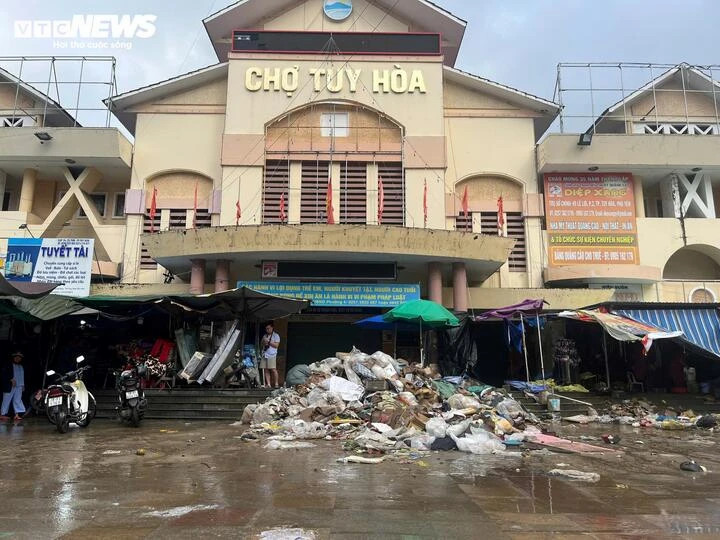 Tại chợ Tuy Hòa (thuộc phường Tuy Hòa), khung cảnh ngổn ngang sau trận lũ.