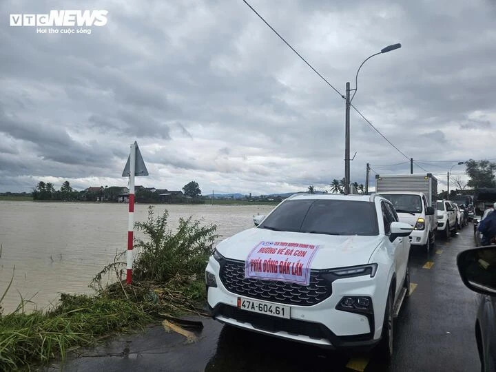 Cùng với đó, những ngày này, trên khắp các nẻo đường ở các xã, phường chịu ảnh hưởng lũ, hàng nghìn chiếc xe chở hàng cứu trợ đến với bà con.