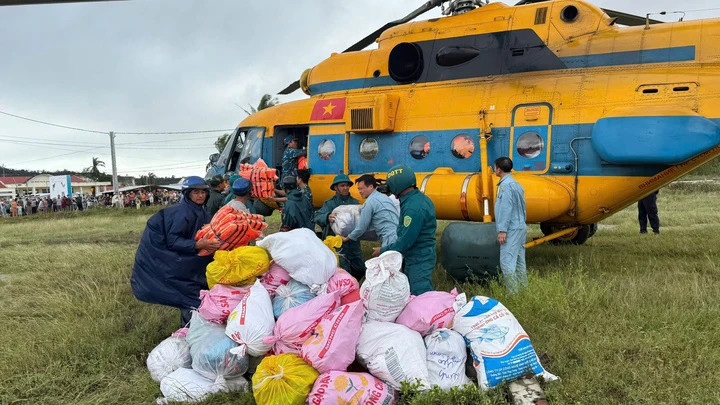 Hai ngày qua, trực thăng Mi-17 của Trung đoàn 930 cất cánh mang hàng tấn hàng cứu trợ, tiếp tế khẩn cấp cho người dân bị cô lập do mưa lũ.