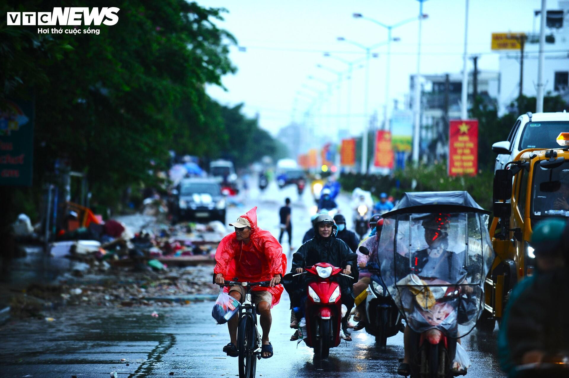 Người dân Nha Trang gượng dậy sau lũ lụt kinh hoàng - 25