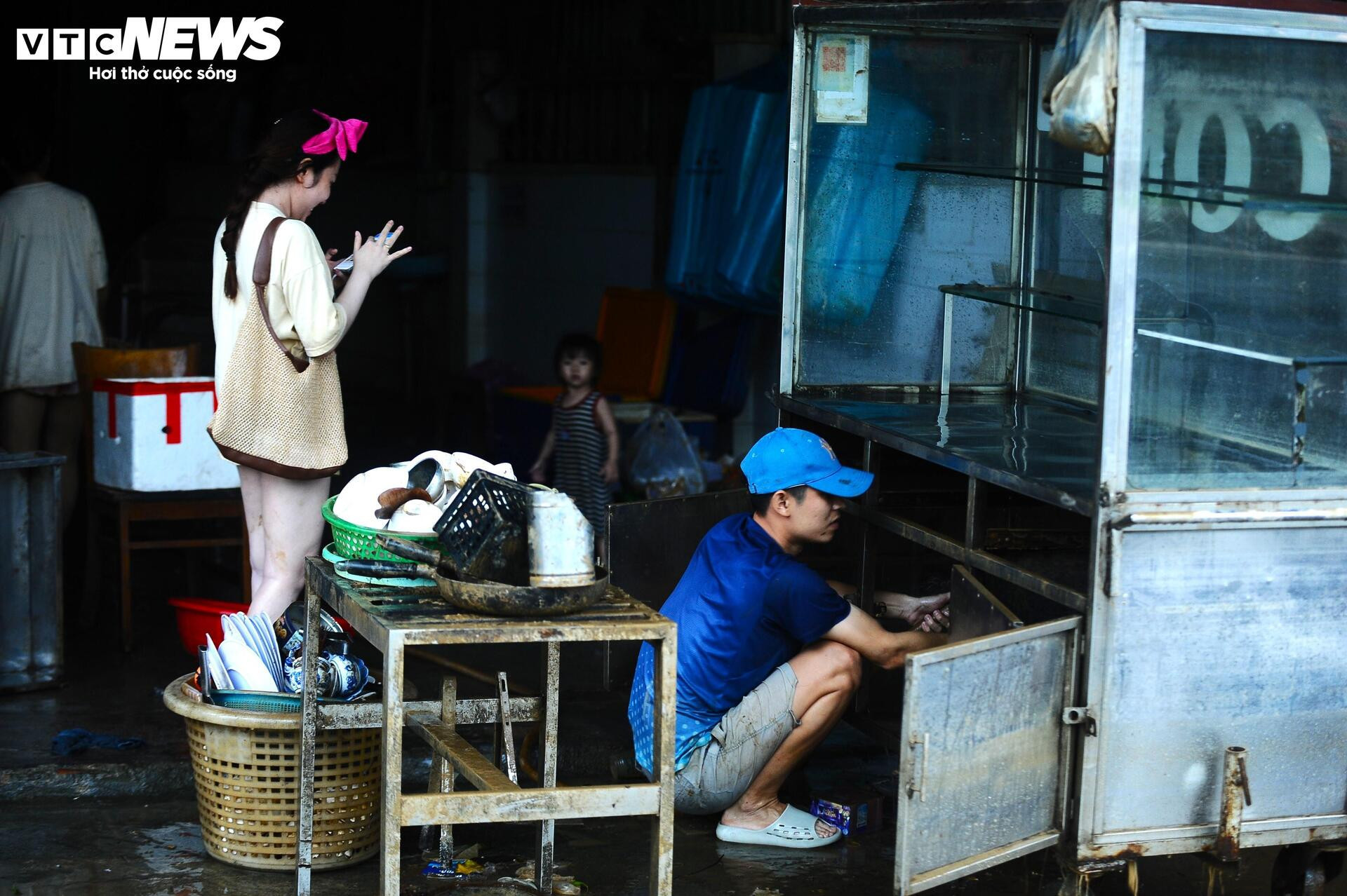 Người dân Nha Trang gượng dậy sau lũ lụt kinh hoàng - 13
