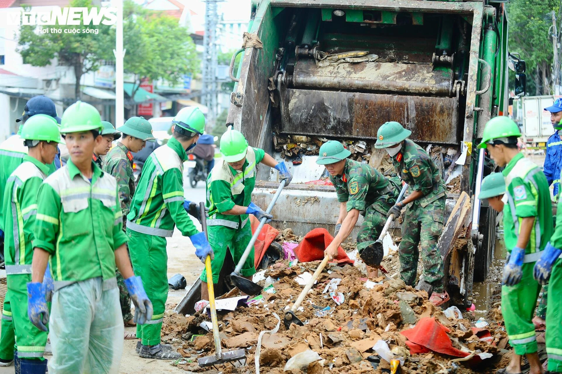 Người dân Nha Trang gượng dậy sau lũ lụt kinh hoàng - 1