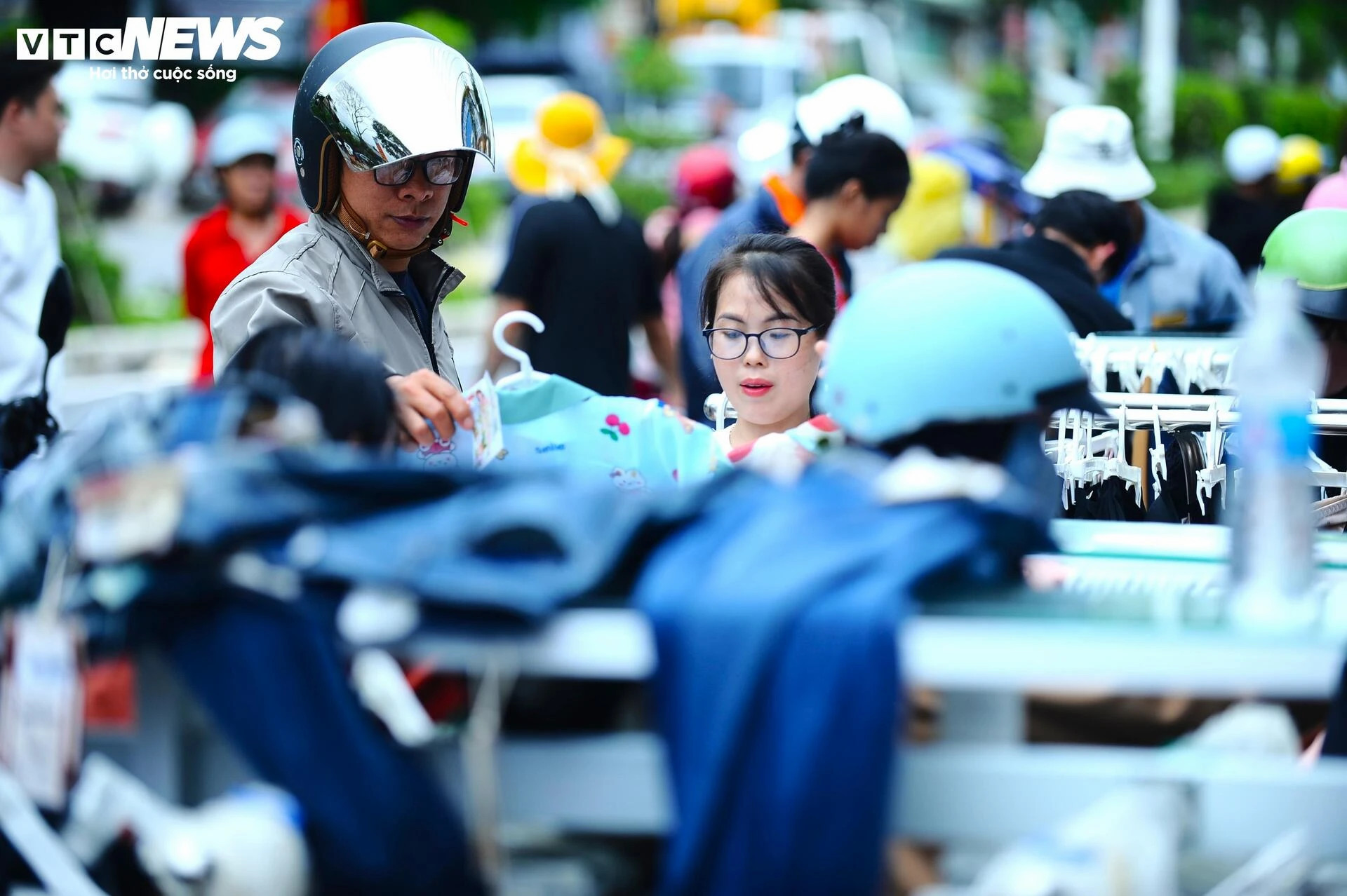 Người dân Nha Trang gượng dậy sau lũ lụt kinh hoàng - 8