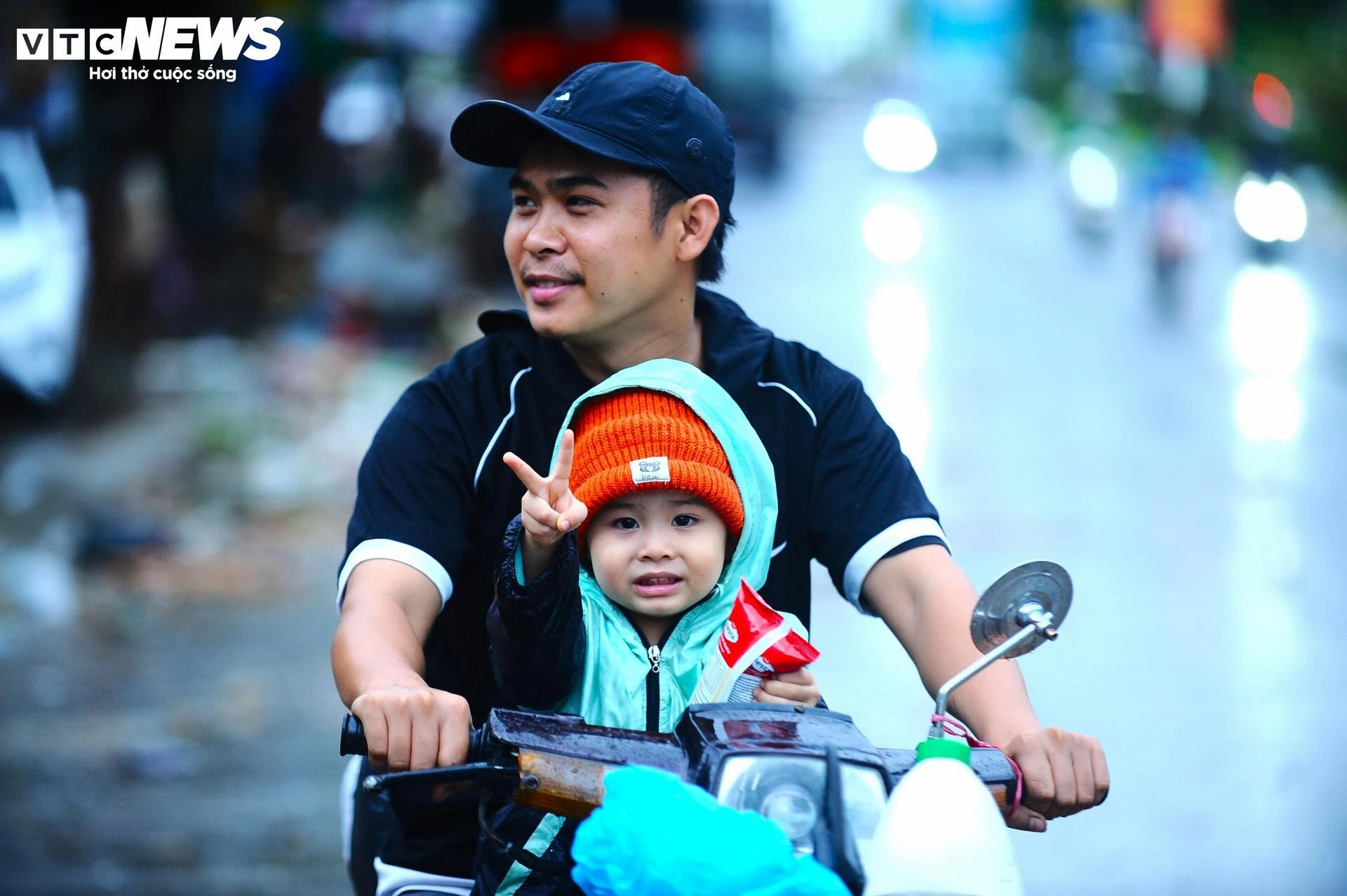 Người dân Nha Trang gượng dậy sau lũ lụt kinh hoàng - 26