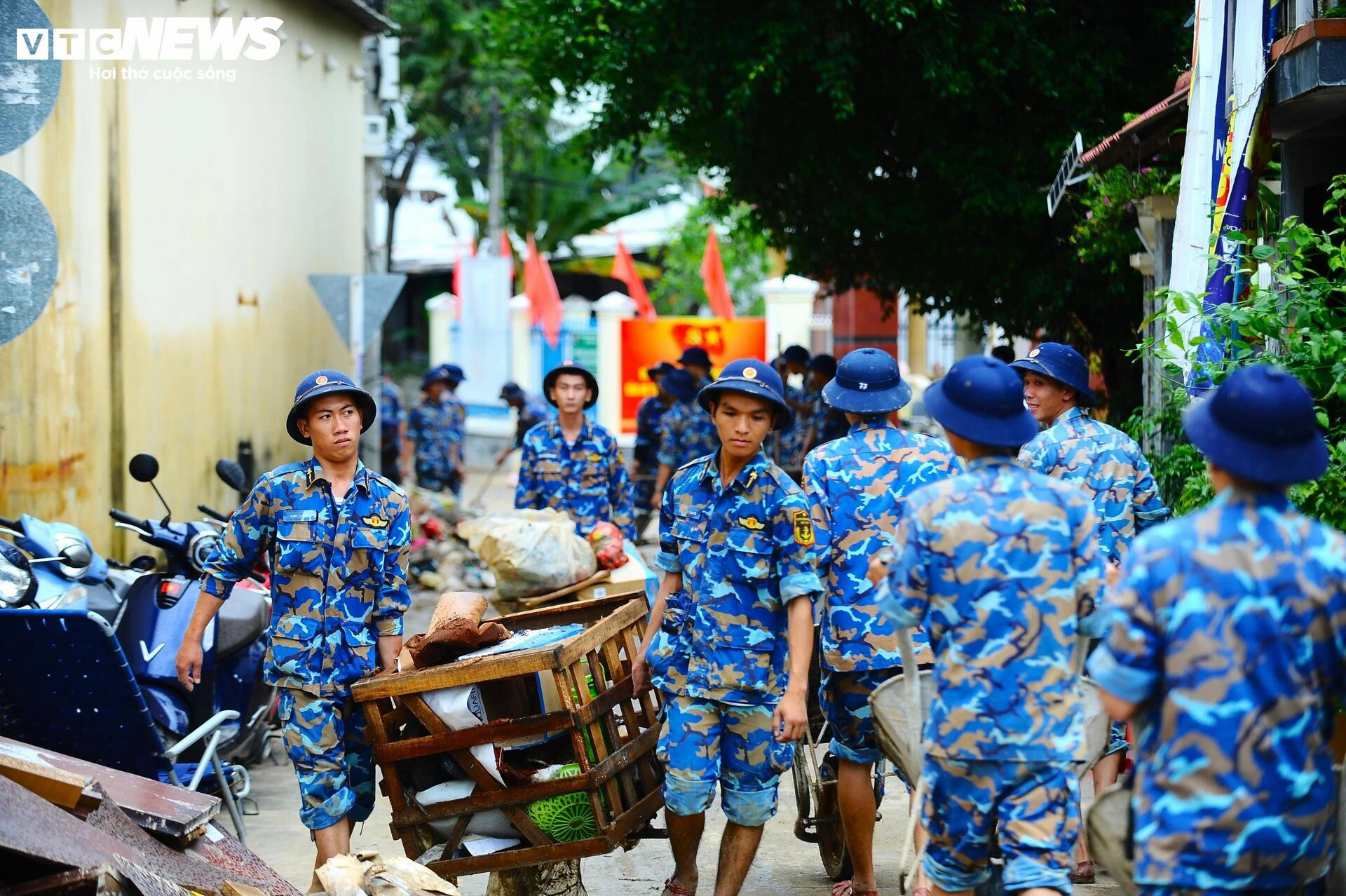 Người dân Nha Trang gượng dậy sau lũ lụt kinh hoàng - 12