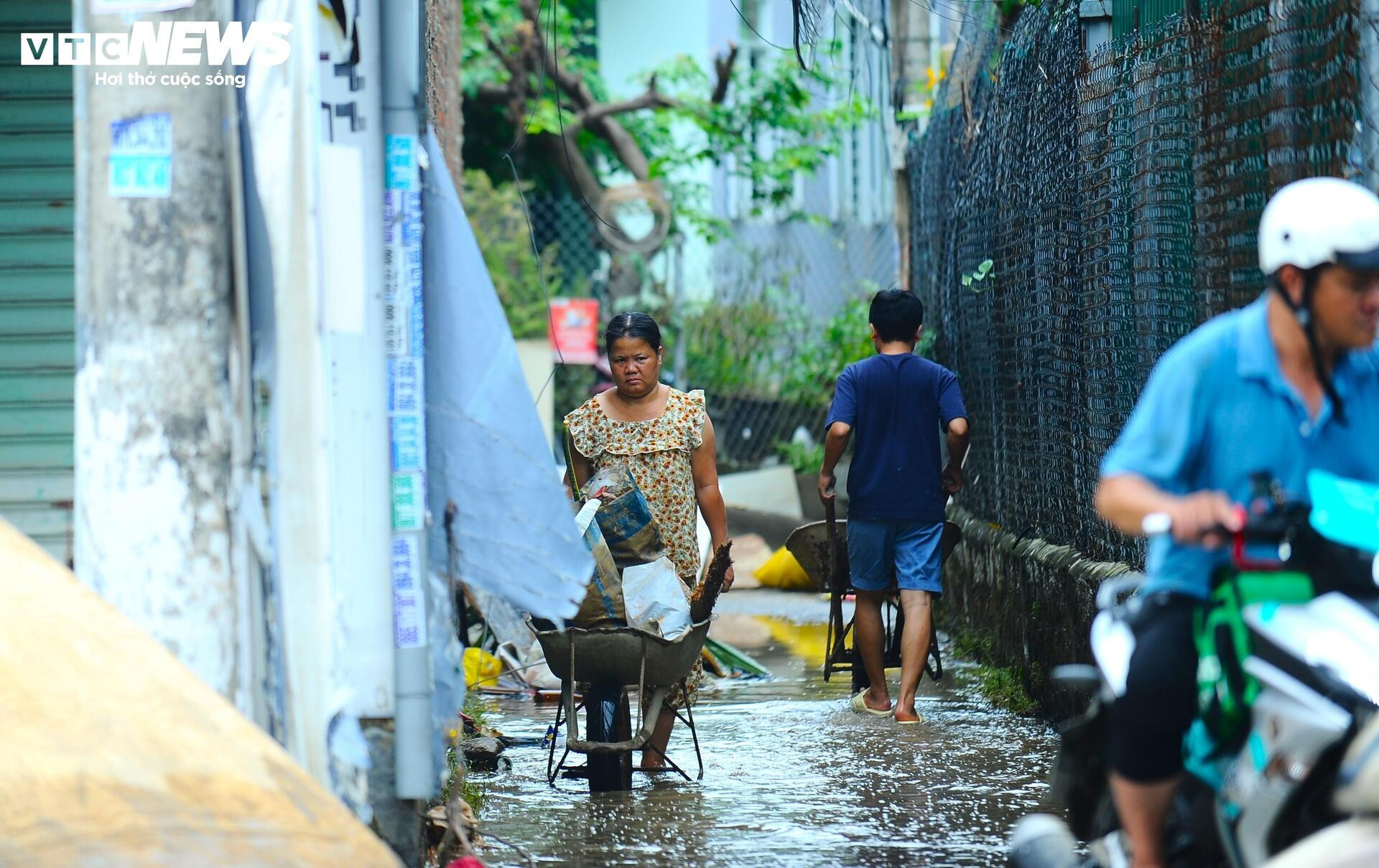 Người dân Nha Trang gượng dậy sau lũ lụt kinh hoàng - 4