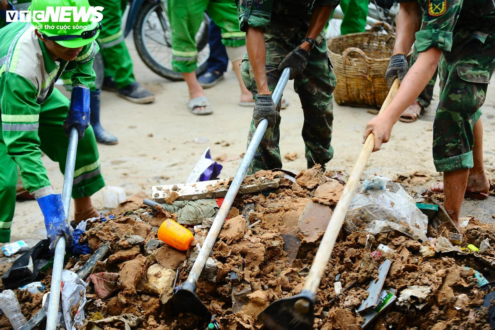 Người dân Nha Trang gượng dậy sau lũ lụt kinh hoàng - 16