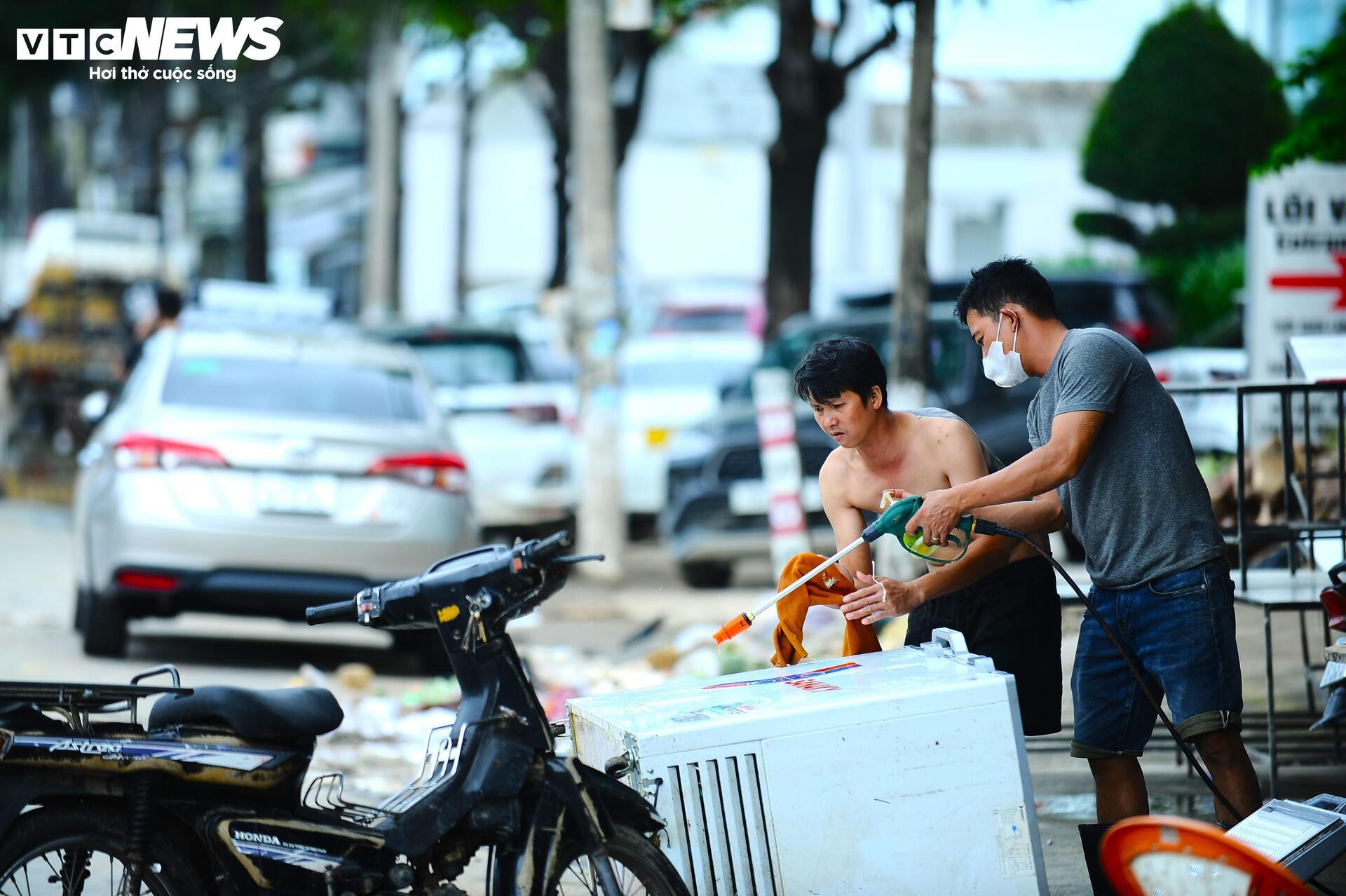 Người dân Nha Trang gượng dậy sau lũ lụt kinh hoàng - 10