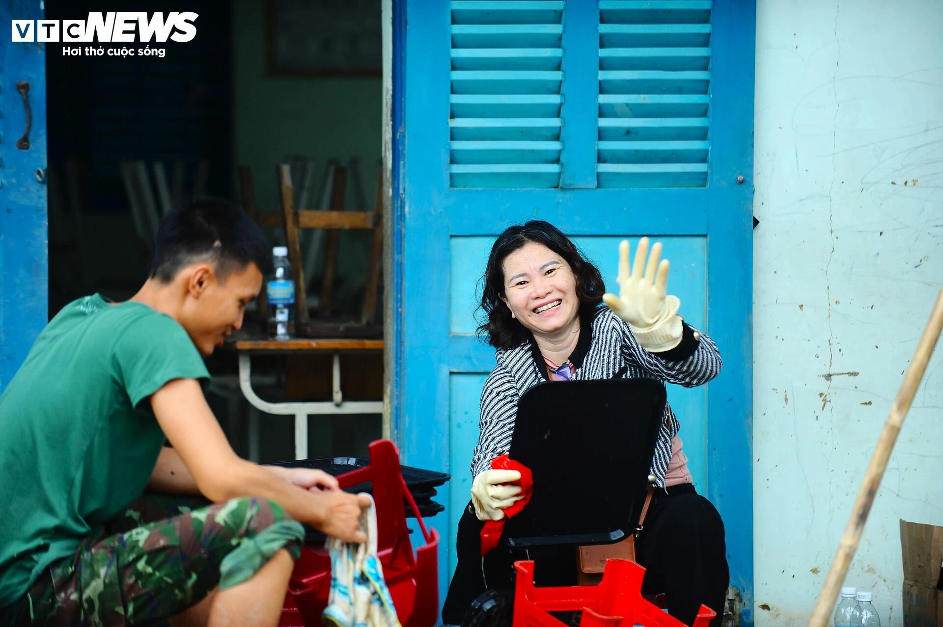 Người dân Nha Trang gượng dậy sau lũ lụt kinh hoàng - 21