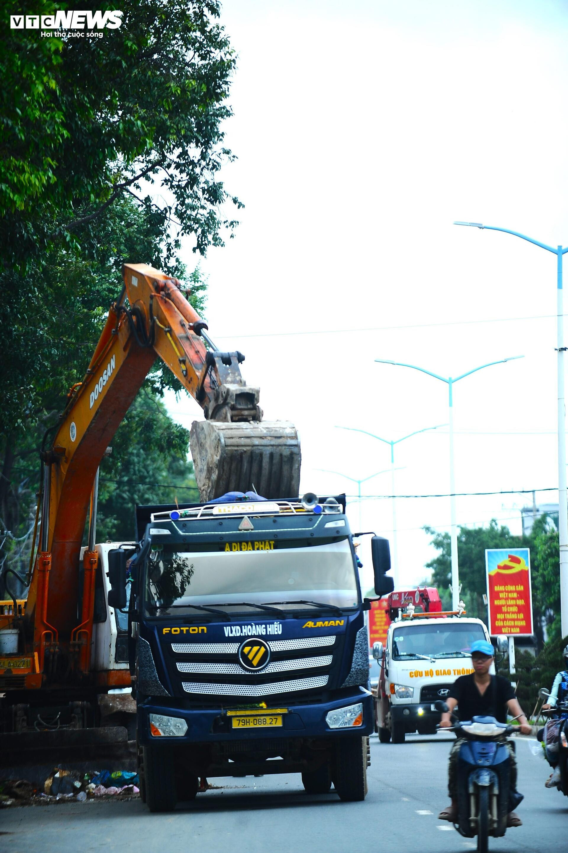 Người dân Nha Trang gượng dậy sau lũ lụt kinh hoàng - 5