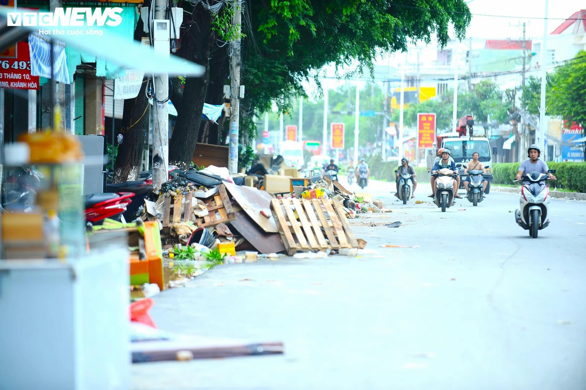 Người dân Nha Trang gượng dậy sau lũ lụt kinh hoàng - 2