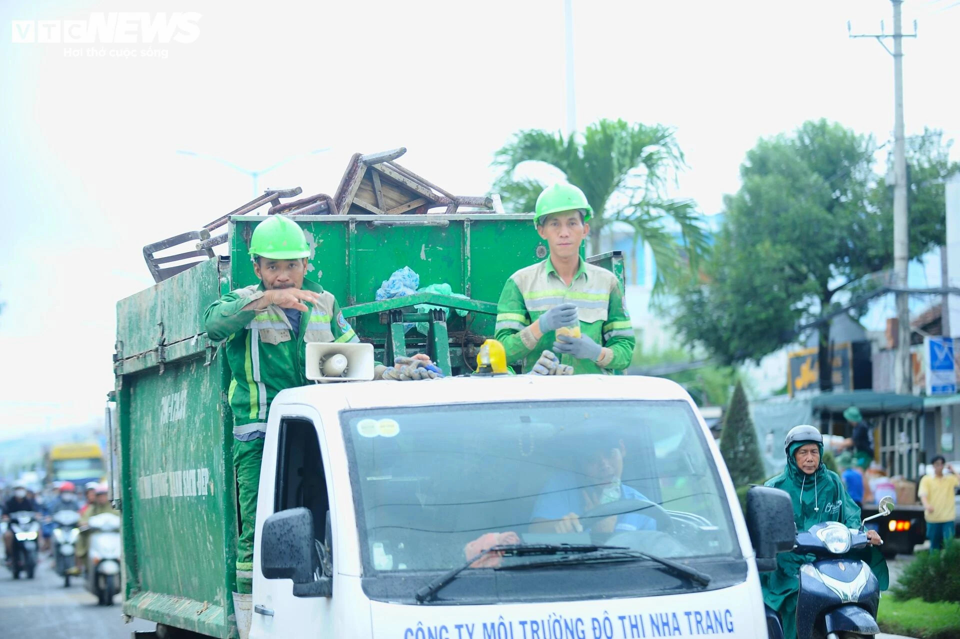 Người dân Nha Trang gượng dậy sau lũ lụt kinh hoàng - 18