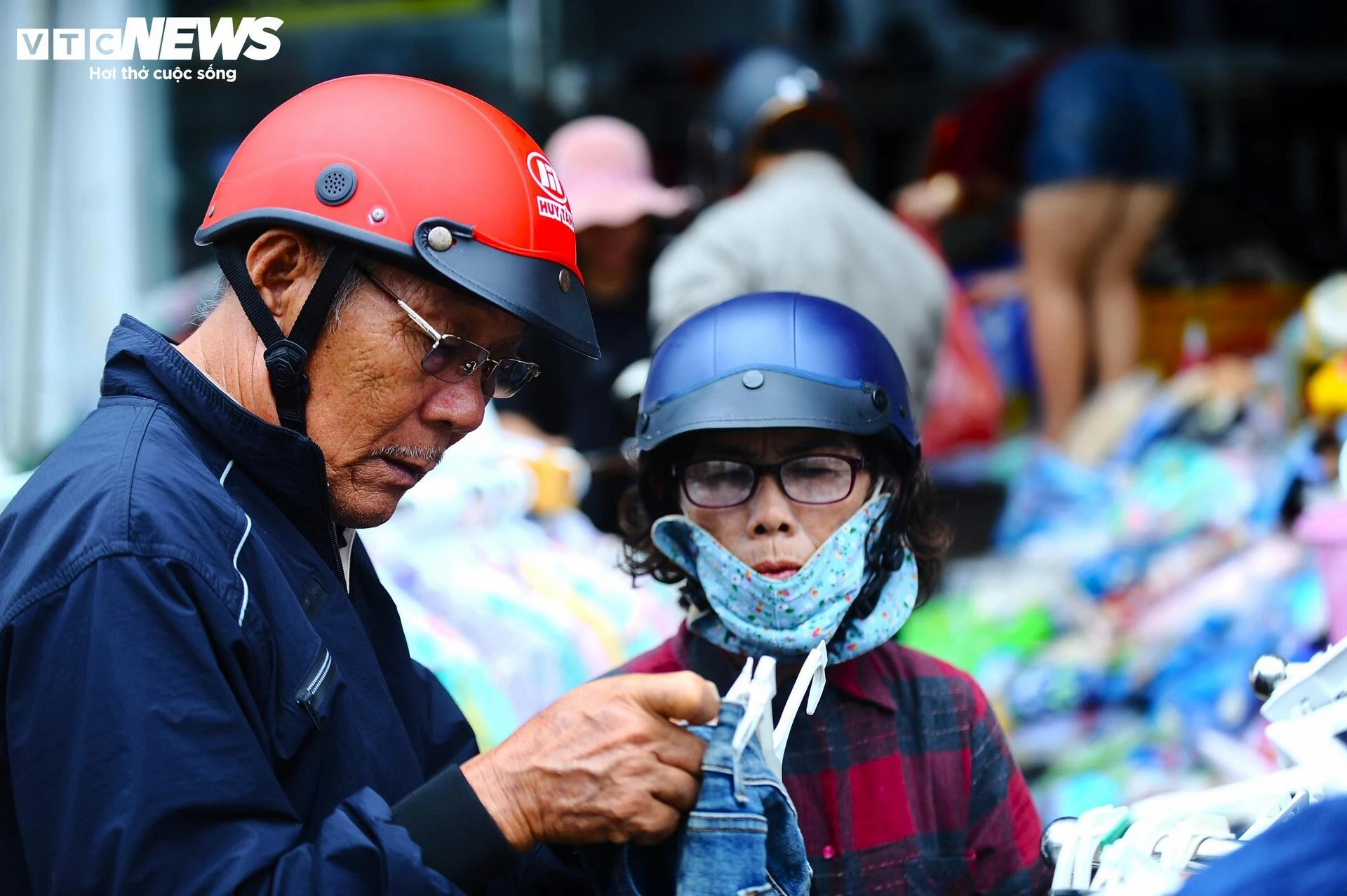 Người dân Nha Trang gượng dậy sau lũ lụt kinh hoàng - 9