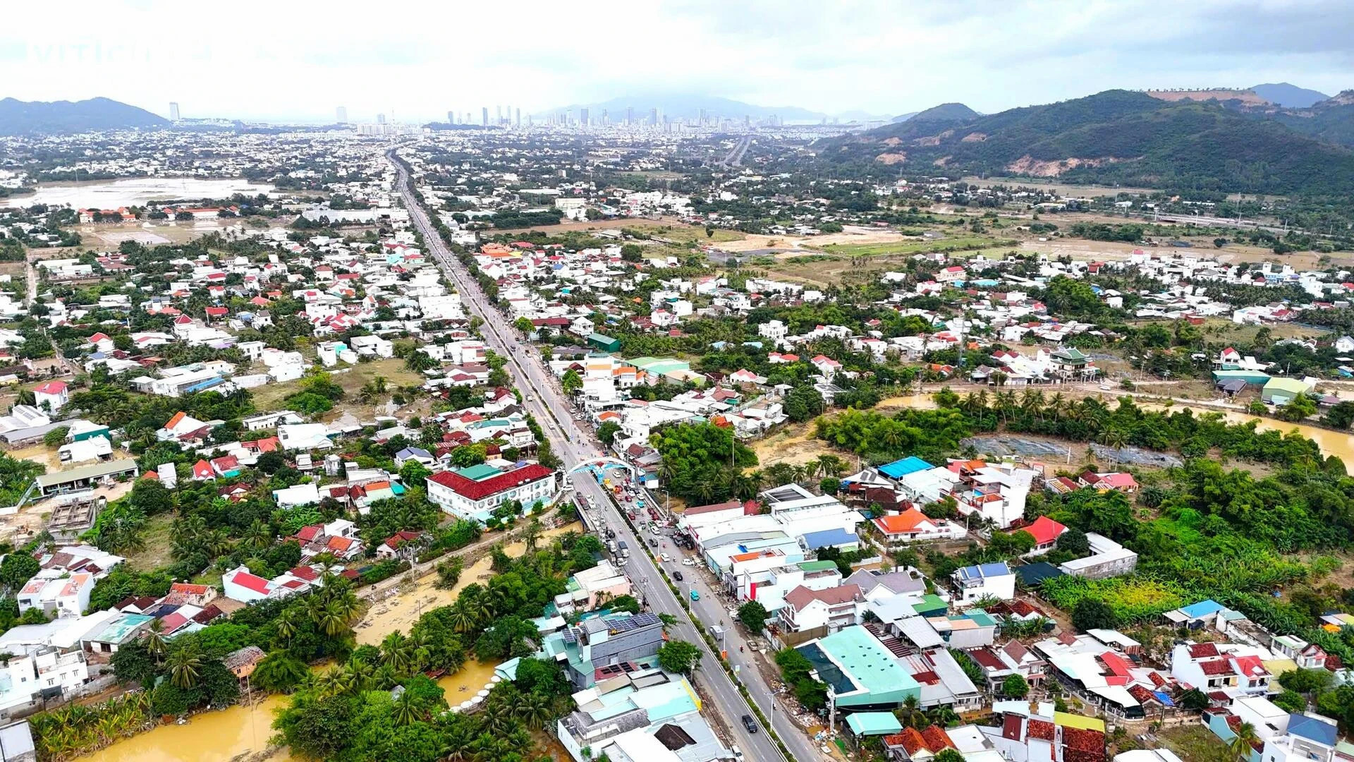 Người dân Nha Trang gượng dậy sau lũ lụt kinh hoàng - 6