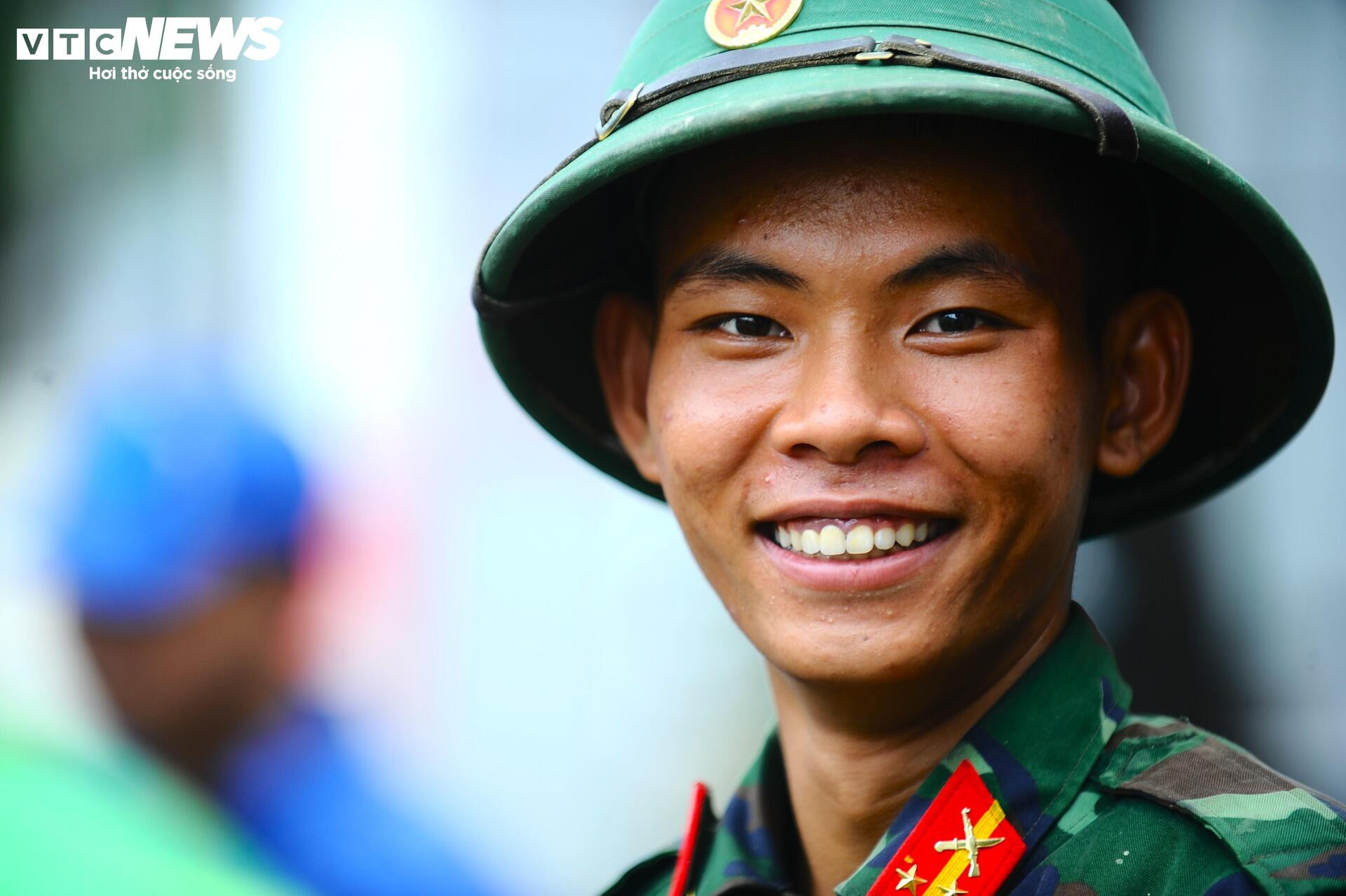 Người dân Nha Trang gượng dậy sau lũ lụt kinh hoàng - 22