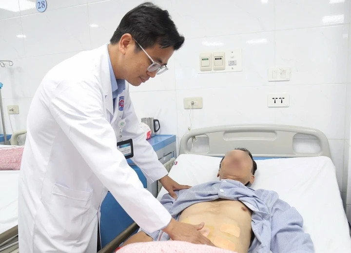 Bác sĩ kiểm tra sức khoẻ cho người bệnh ung thư. (Ảnh: BVCC)