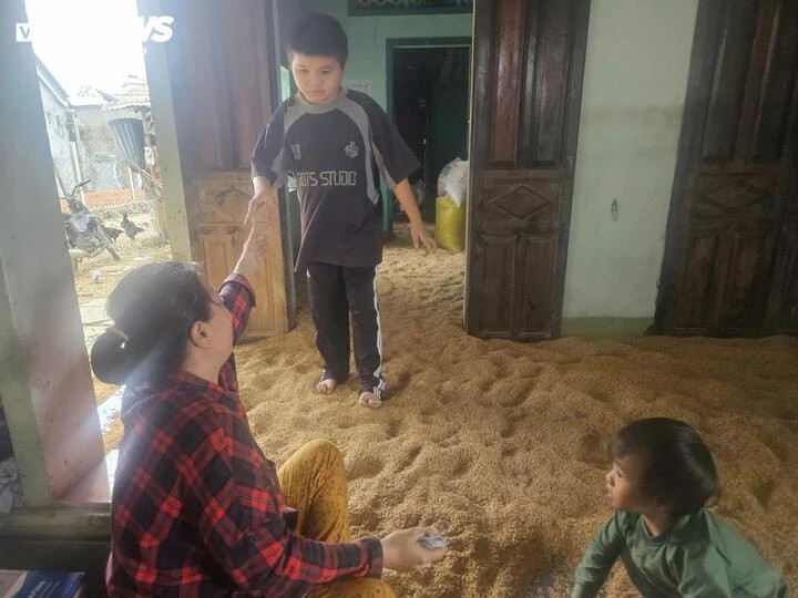 Chị Ngân và 2 con trai trong căn nhà trơ trọi.