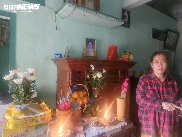Trên bàn thờ không có nổi di ảnh của người chồng mới mất.