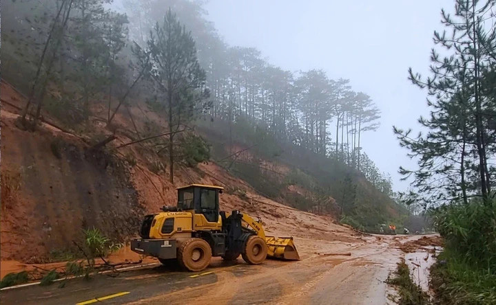 Sở Xây dựng Lâm Đồng huy động máy móc, phương tiện chia làm nhiều mũi đẩy nhanh tiến độ hốt dọn đất, đá để sớm thông tuyến quốc lộ 27C.