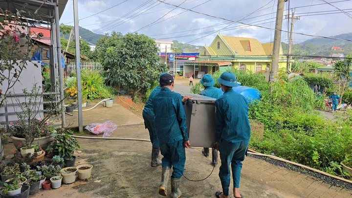 Lực lượng chức năng di dời đồ đạc giúp người dân.