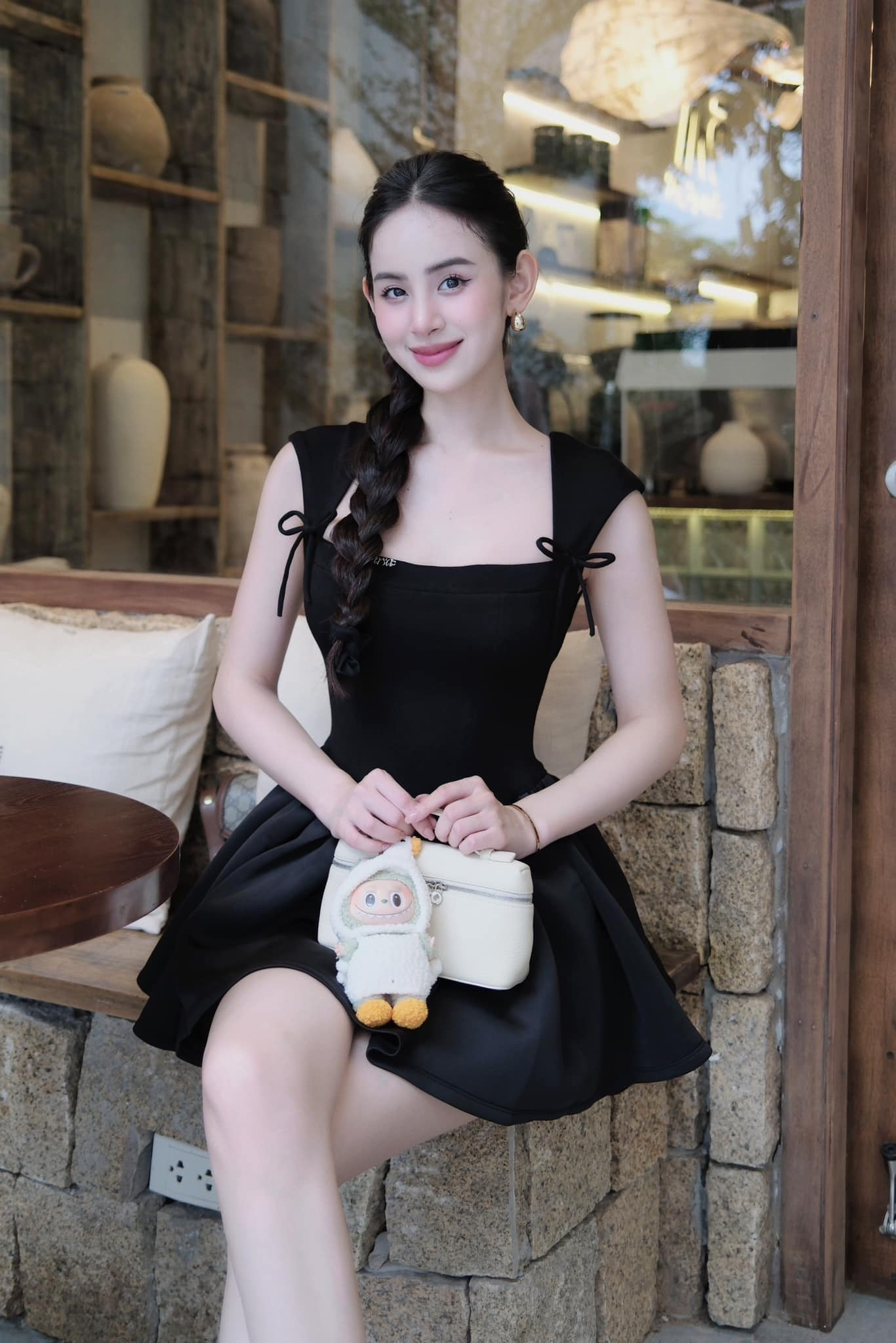 Dâu hào môn Hương Liên khoe ảnh du lịch trăng mật sang chảnh sau đám cưới