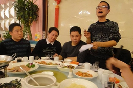 Gặp lại đồng nghiệp sau 20 năm: Ai cũng làm giám đốc nhưng cuộc sống khác xa tưởng tượng - Ảnh 1.