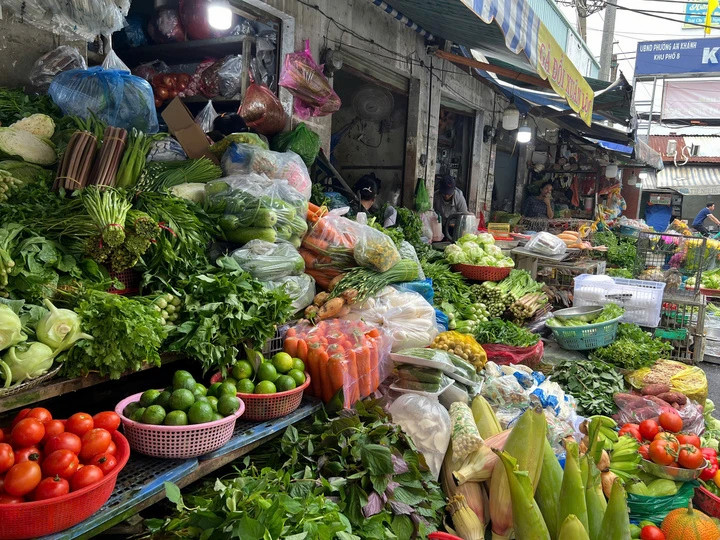 Giá rau xanh tại TP.HCm đã có những ngày tăng nóng khi vùng trồng thiệt hại nặng nề vì mưa lũ.