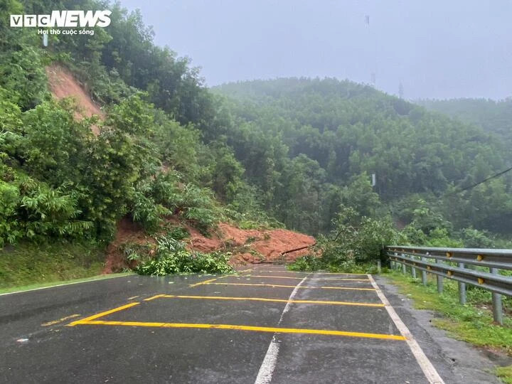 Sạt lở khắp nơi tại đèo Phượng Hoàng vào ngày 20/11.