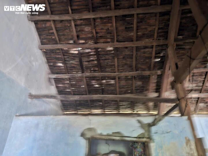 Cha dỡ từng viên ngói, ngồi lên cây để cứu ông nội và chính mình.