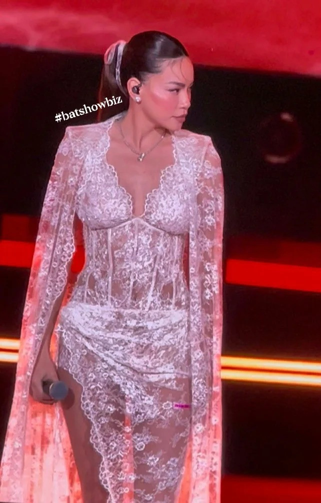 Hồ Ngọc Hà mặc đầm xuyên thấu khoe vóc dáng nuột nà