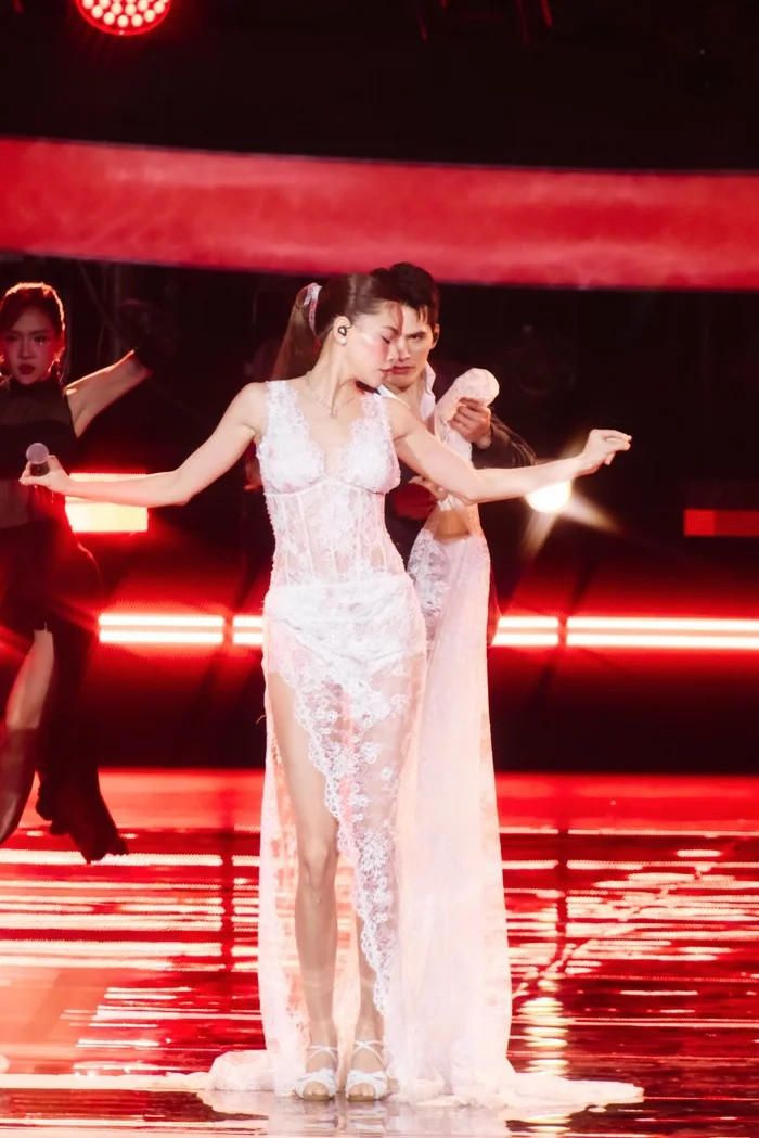 Hồ Ngọc Hà mặc đầm xuyên thấu khoe vóc dáng nuột nà