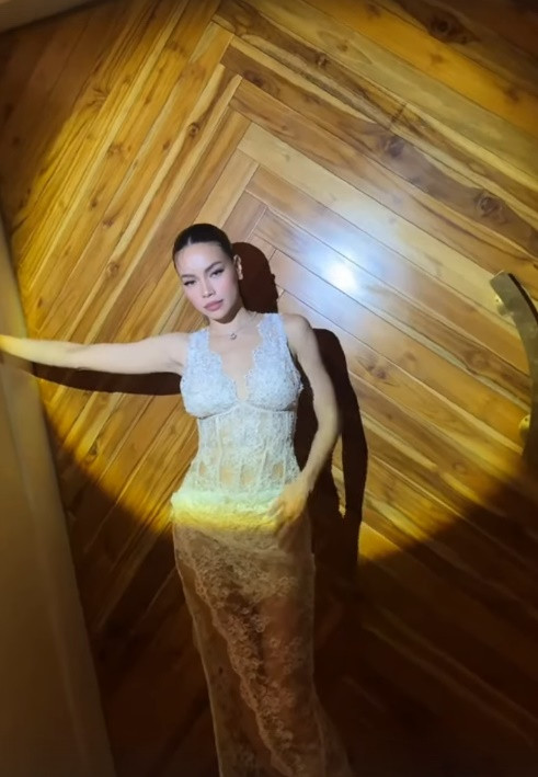 Hồ Ngọc Hà mặc đầm xuyên thấu khoe vóc dáng nuột nà