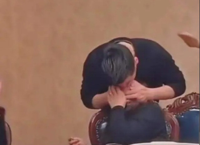 Họp lớp và 'góc khuất' gây đỏ mặt: Trò vui vô hại hay cú tát vào hôn nhân? - Ảnh 1.