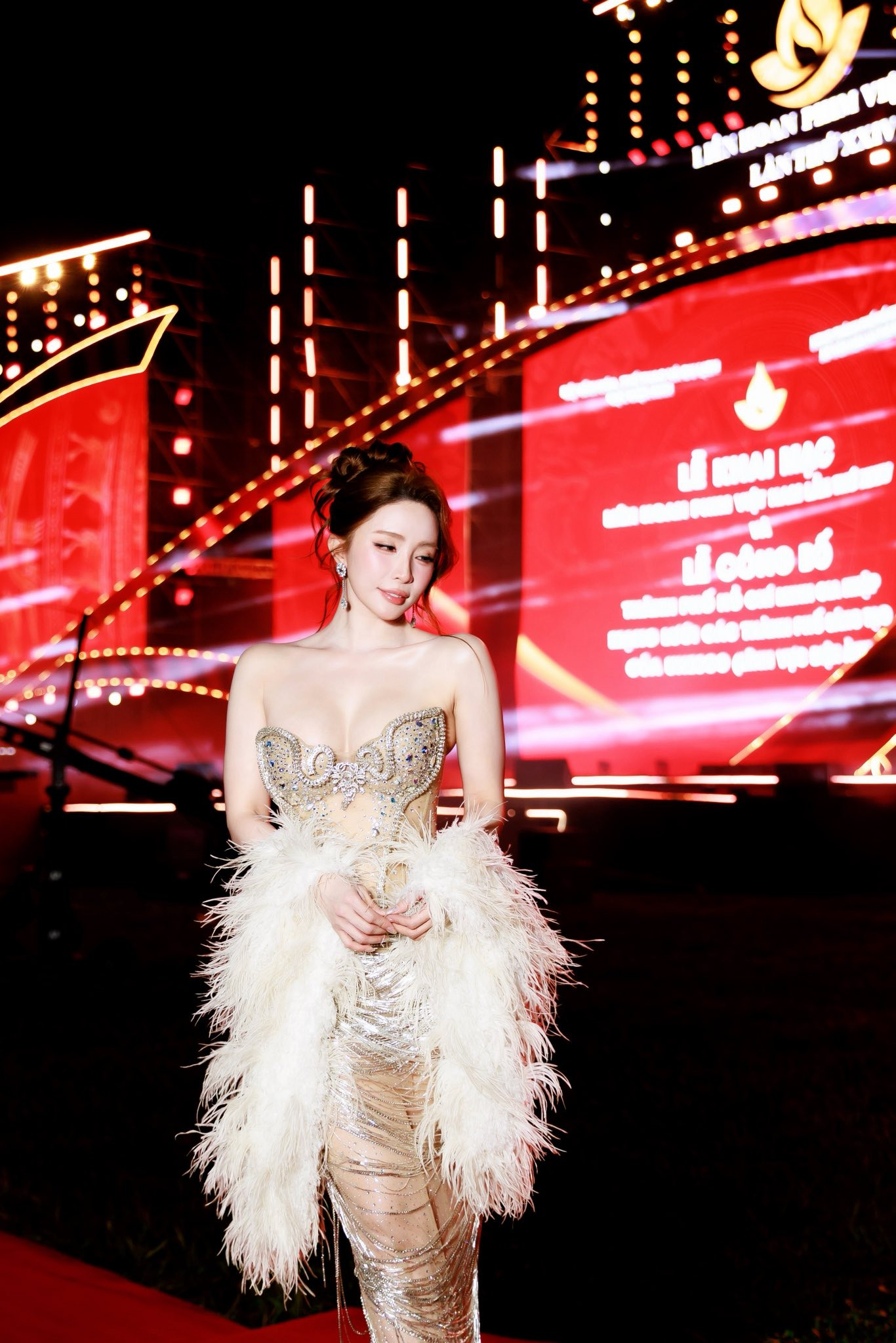 Vóc dáng Quỳnh Nga qua cam thường gây sốt