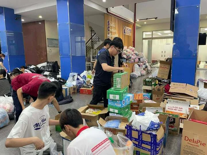 Sinh viên trường Đại học Khoa học Tự nhiên vận chuyển hàng cứu trợ đến đồng bào miền Trung (Ảnh: HCMUS)