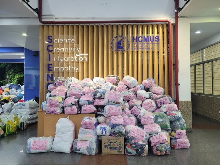 Các trường tổ chức điểm tiếp nhận, cứu trợ, quyên góp nhu yếu phẩm... hỗ trợ người dân vùng bão lũ. (Ảnh: FBNT)