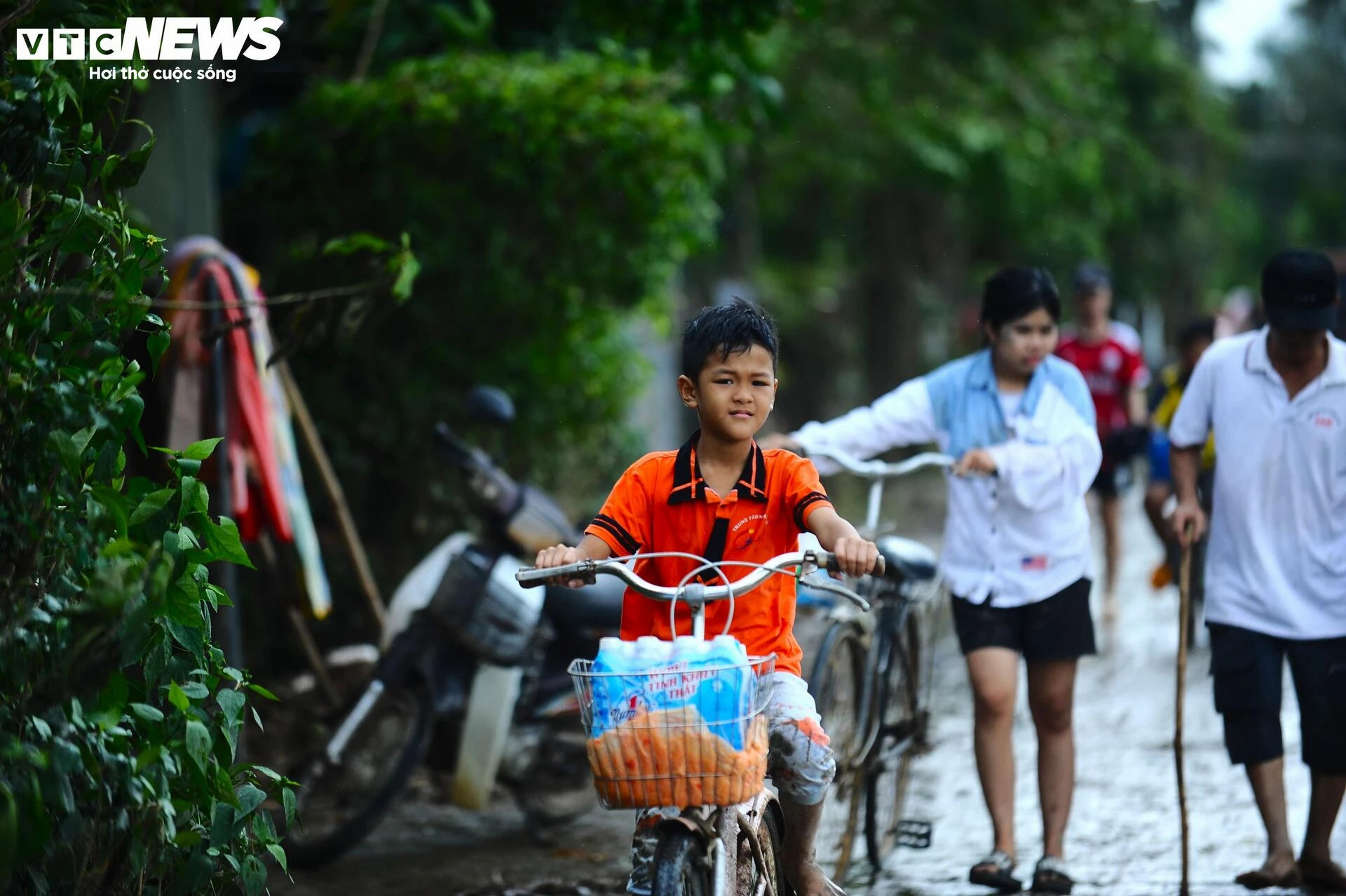 Những hình ảnh nhói lòng nơi rốn lũ Hòa Thịnh - 19