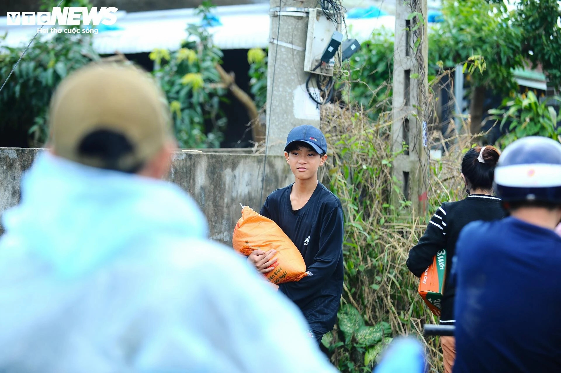 Những hình ảnh nhói lòng nơi rốn lũ Hòa Thịnh - 28