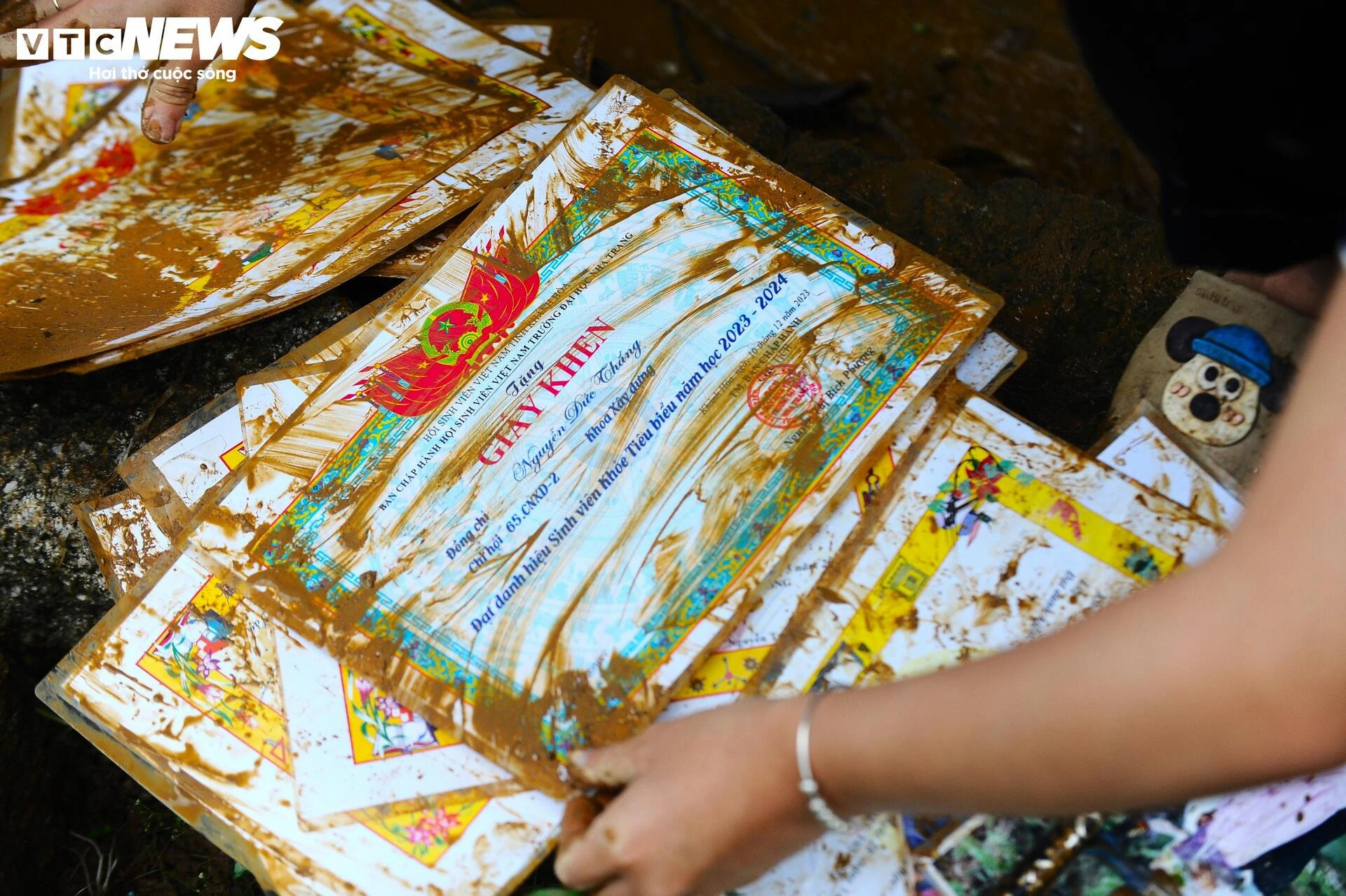 Những hình ảnh nhói lòng nơi rốn lũ Hòa Thịnh - 21