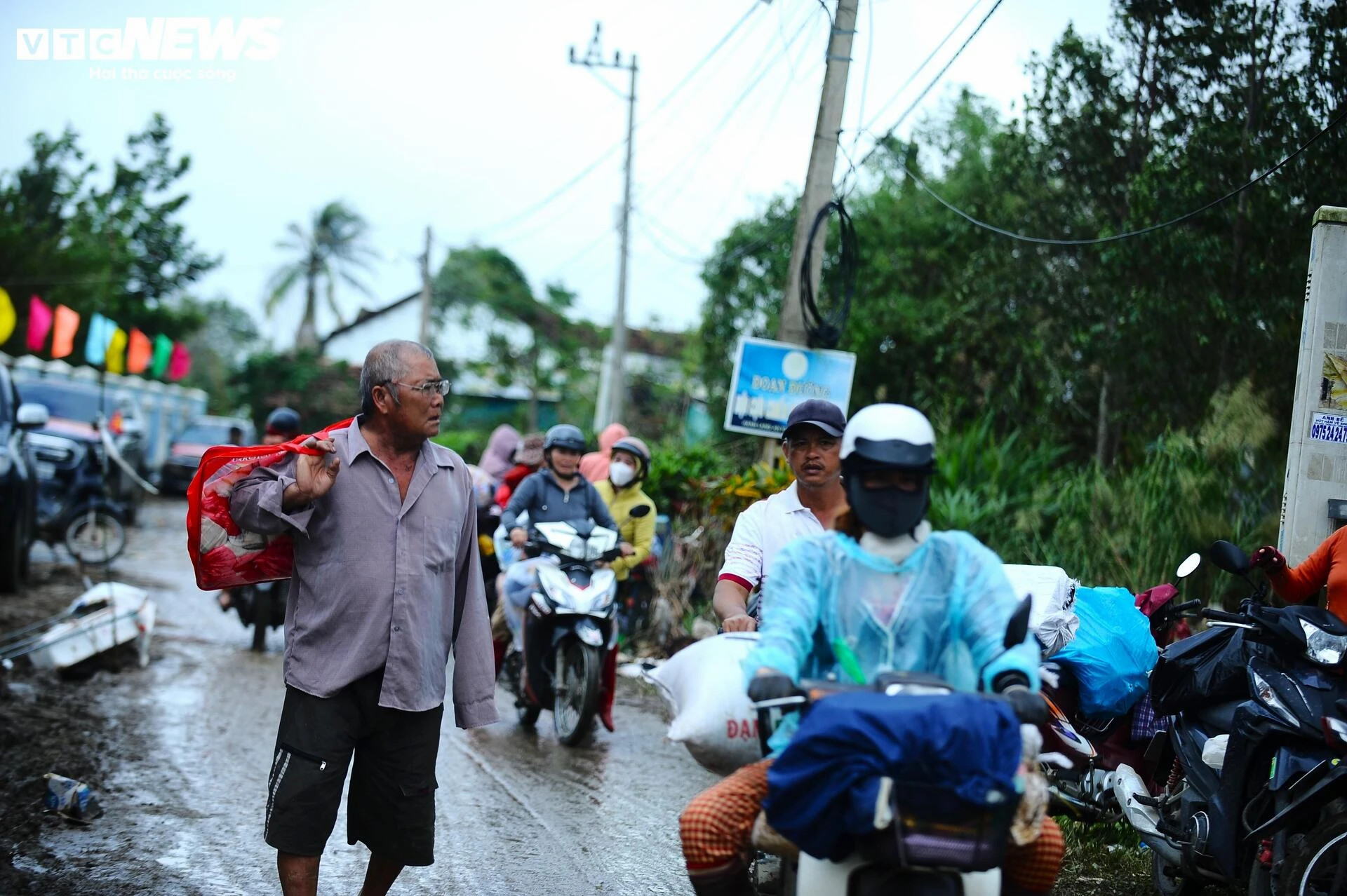 Những hình ảnh nhói lòng nơi rốn lũ Hòa Thịnh - 20