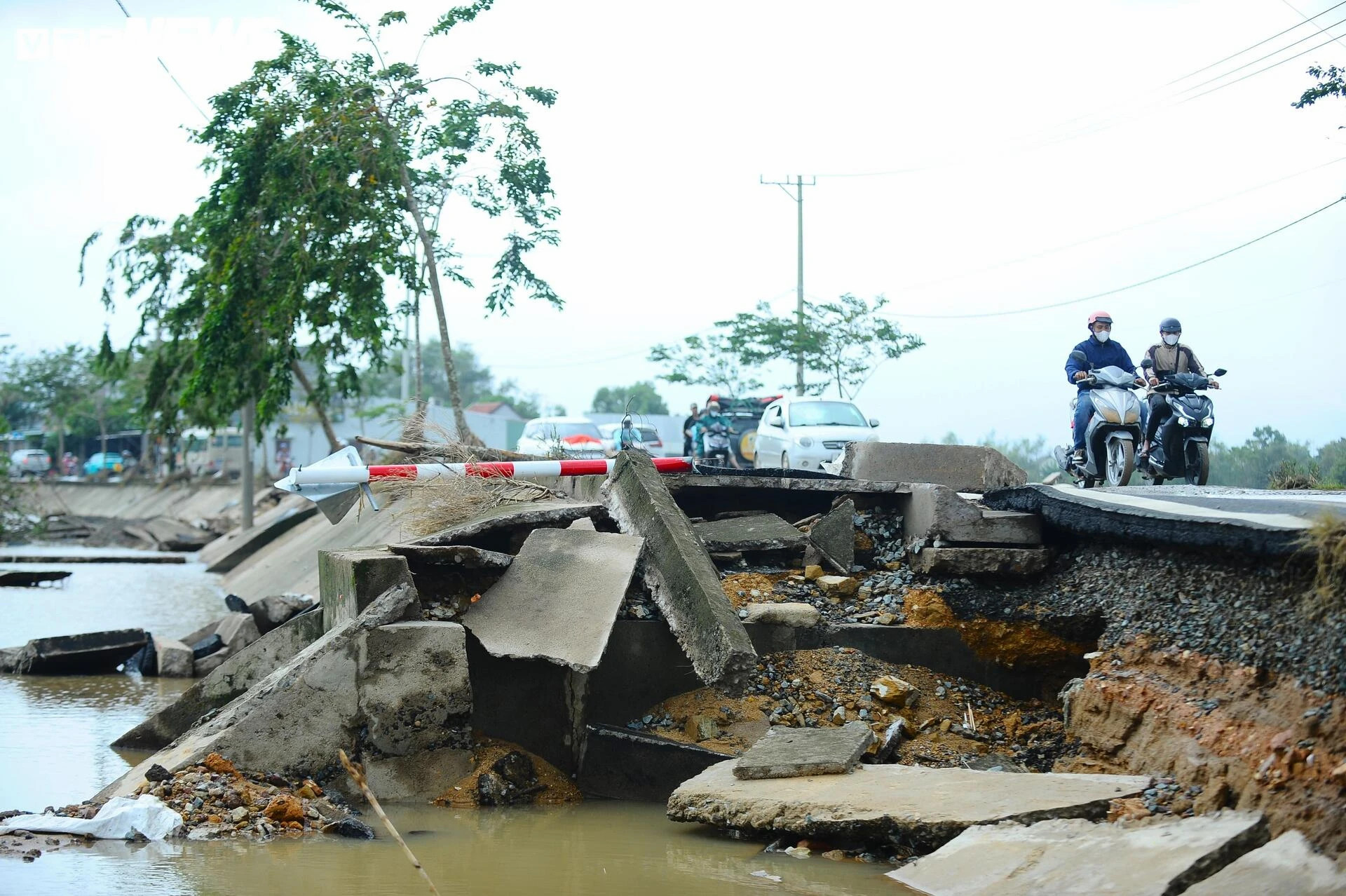 Những hình ảnh nhói lòng nơi rốn lũ Hòa Thịnh - 26