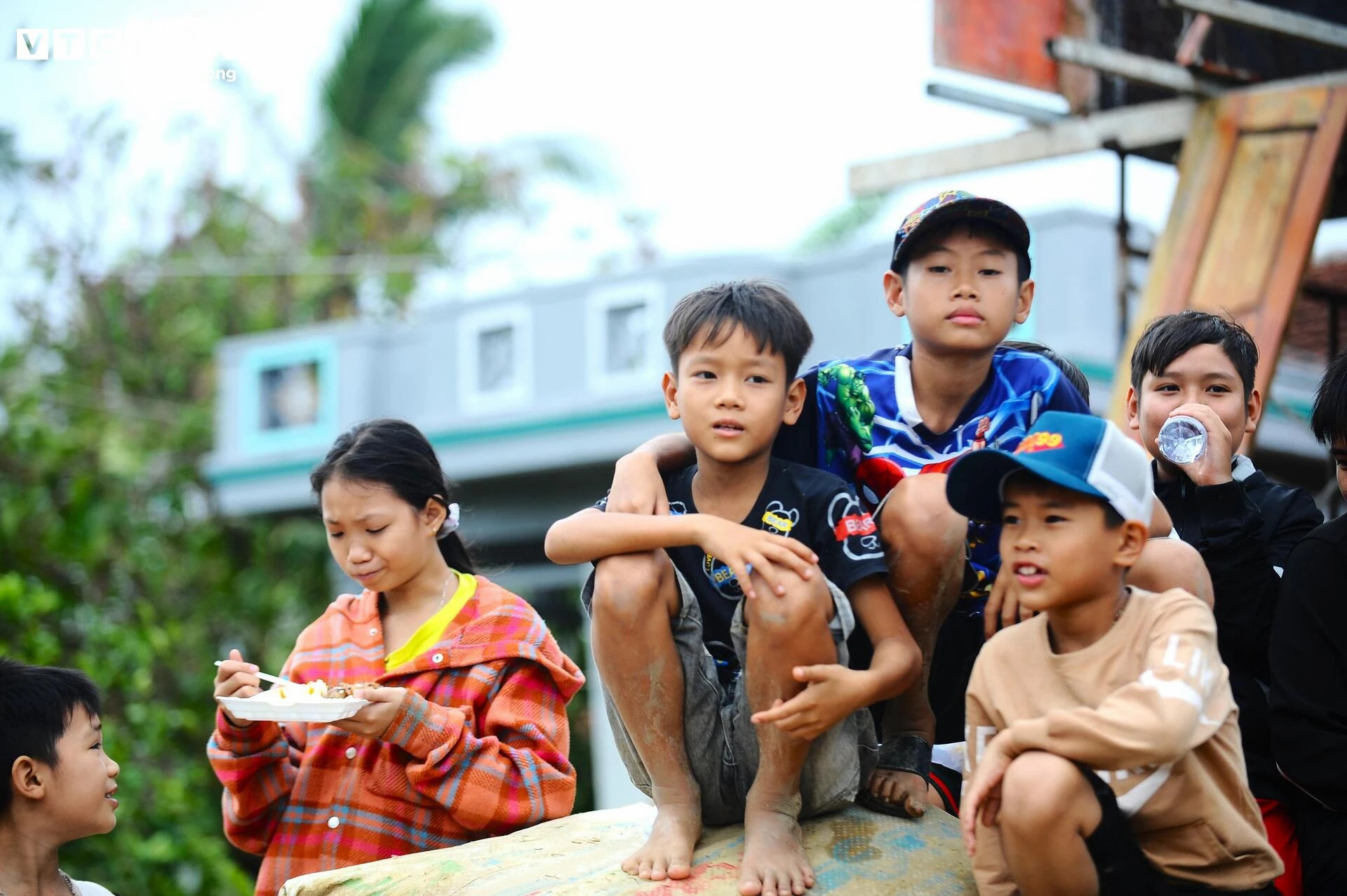 Những hình ảnh nhói lòng nơi rốn lũ Hòa Thịnh - 24