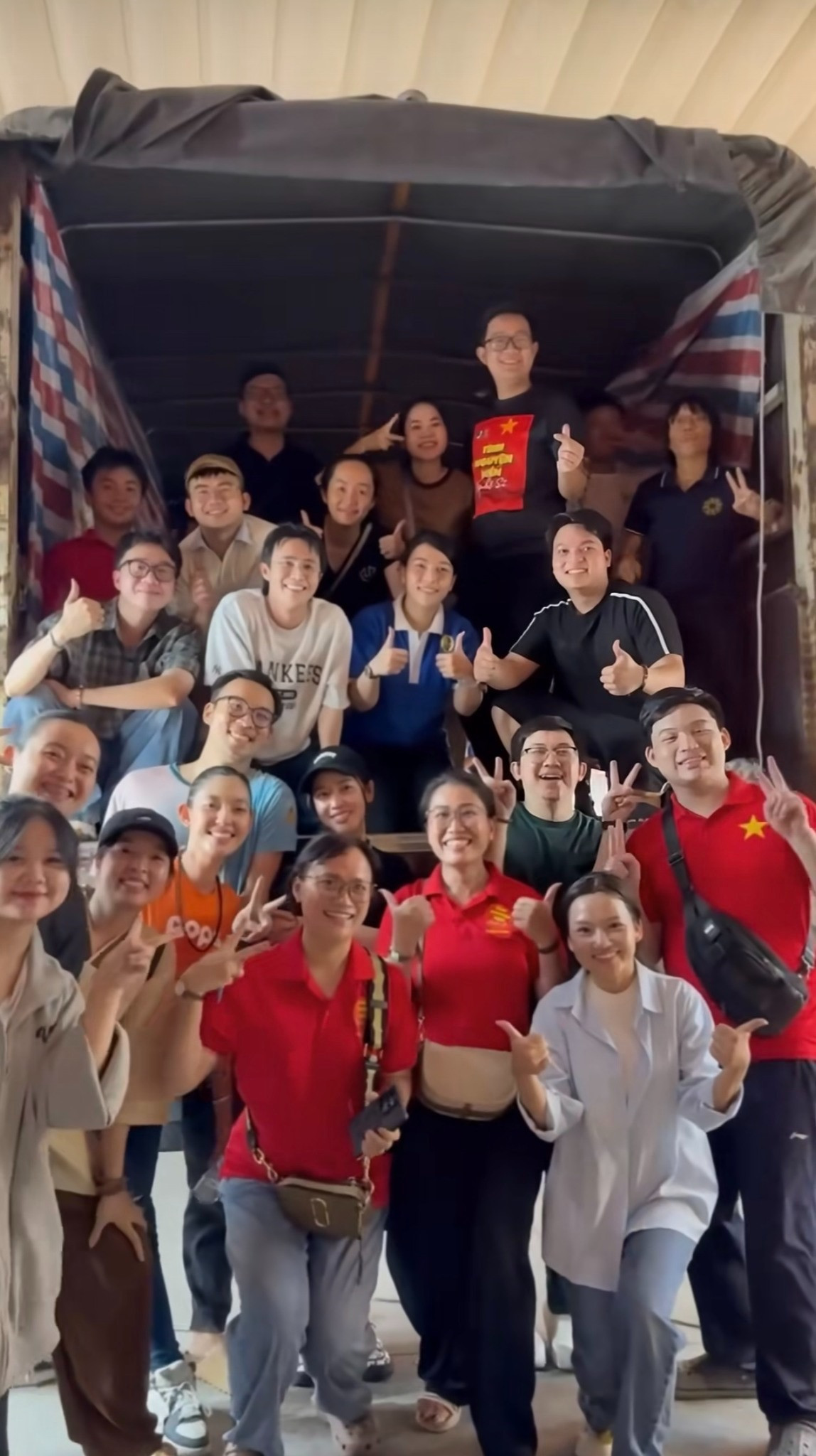 Puka xông pha tham gia cứu trợ dù bận chăm con nhỏ