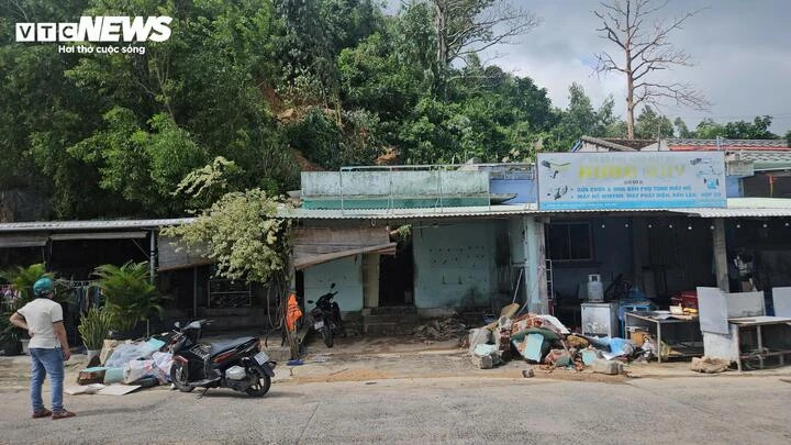 Căn nhà chị Ka tan nát sau trận sạt lở kinh hoàng.