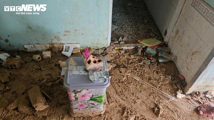 Những nén hương thắp vội tại khu vực sạt lở.