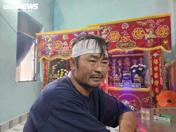 Anh Lê Hoài Chung trước bàn thờ 2 con gái.