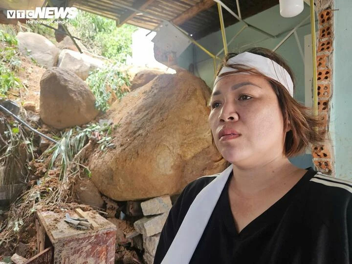 Chị Ka trong căn nhà đổ nát sau sạt lở núi.