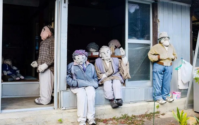 Bí ẩn ngôi làng kỳ lạ 30 người sống cùng hàng trăm con búp bê