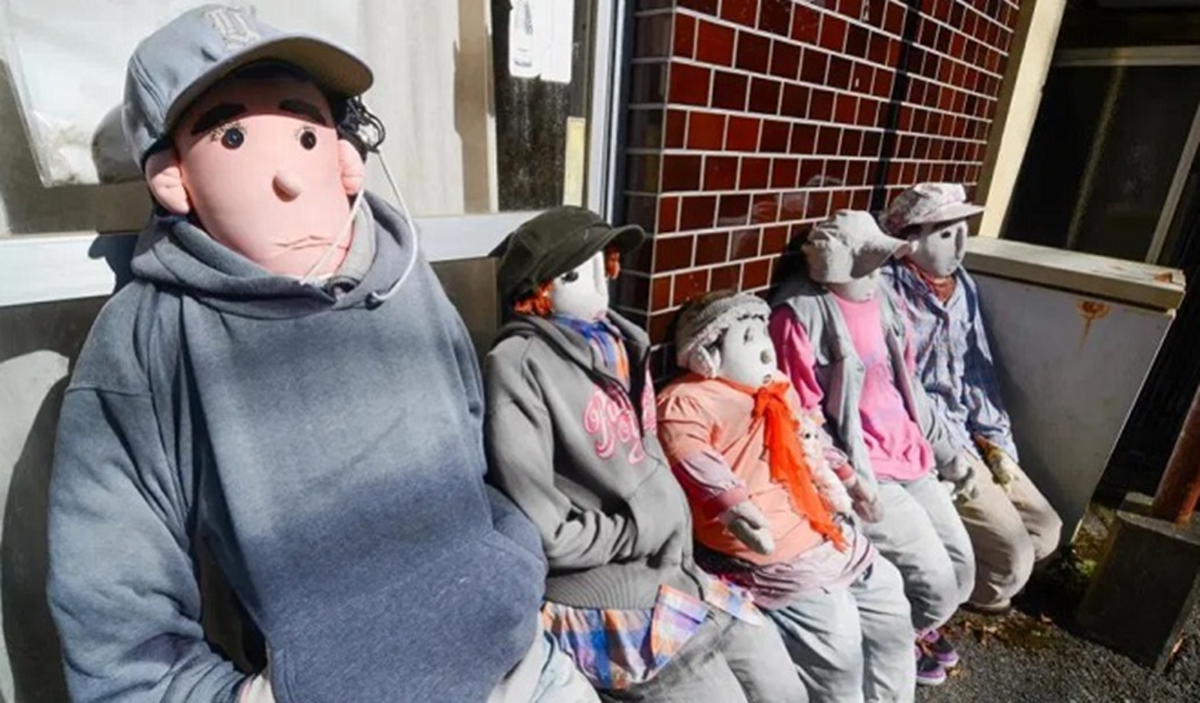 Bí ẩn ngôi làng kỳ lạ 30 người sống cùng hàng trăm con búp bê