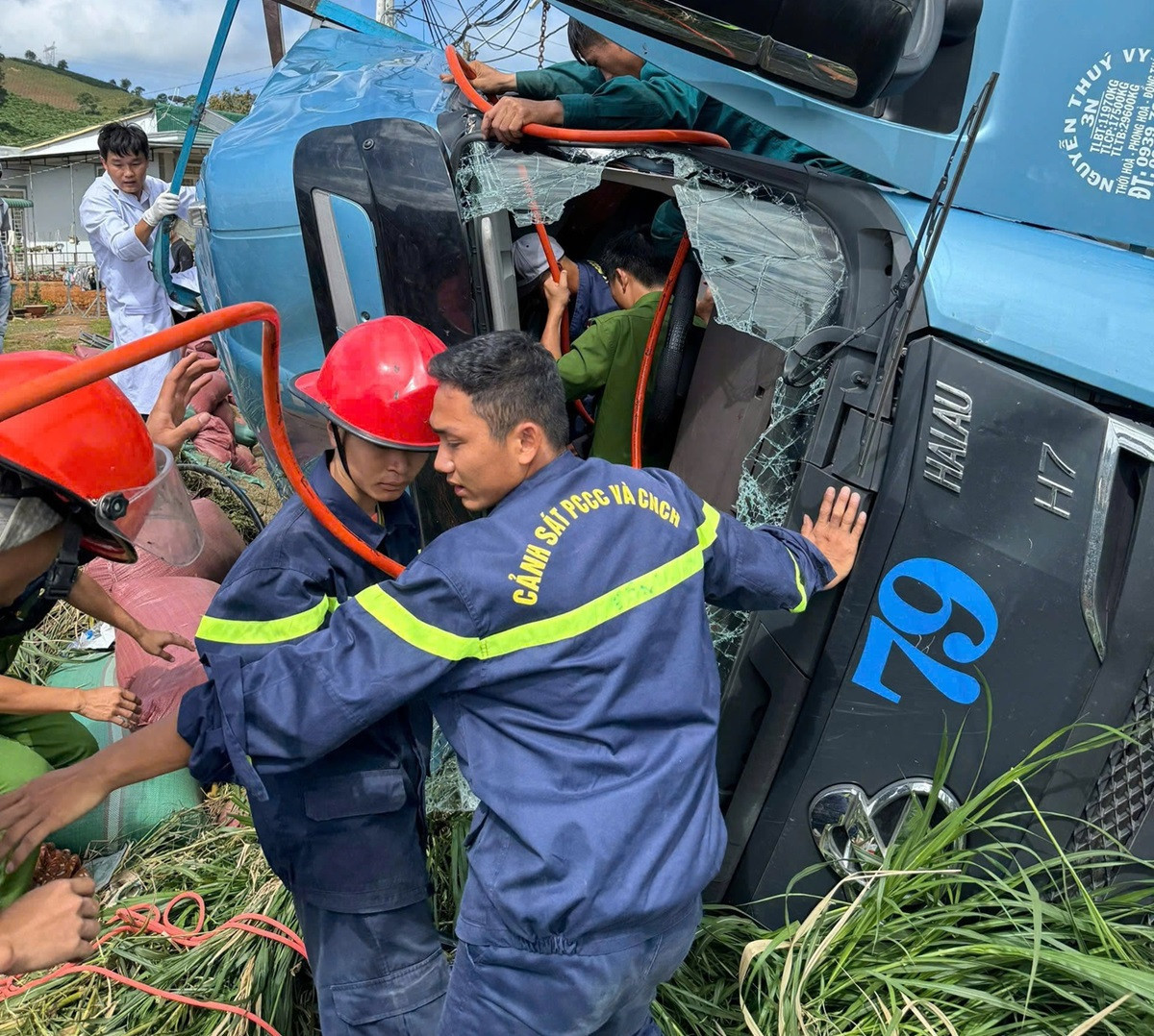 Cảnh sát cắt cabin giải cứu tài xế và phụ xe tải mắc kẹt sau tai nạn lật xe.jpg